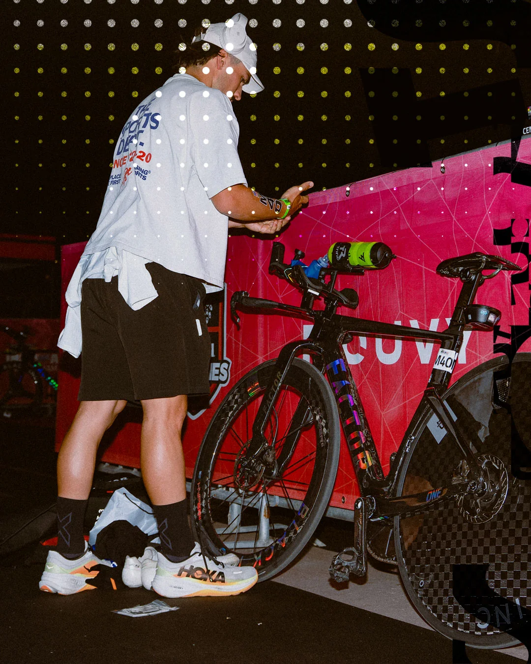 Persona accanto alla Factor ONE SP nell’area di preparazione delle biciclette